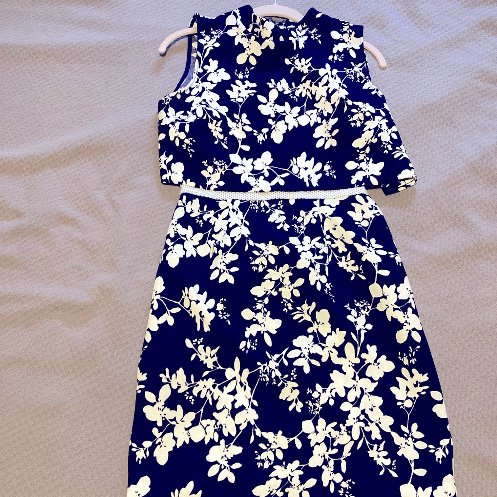 MIDI floral dress with a Jackie o vibe . Great for day to night .
